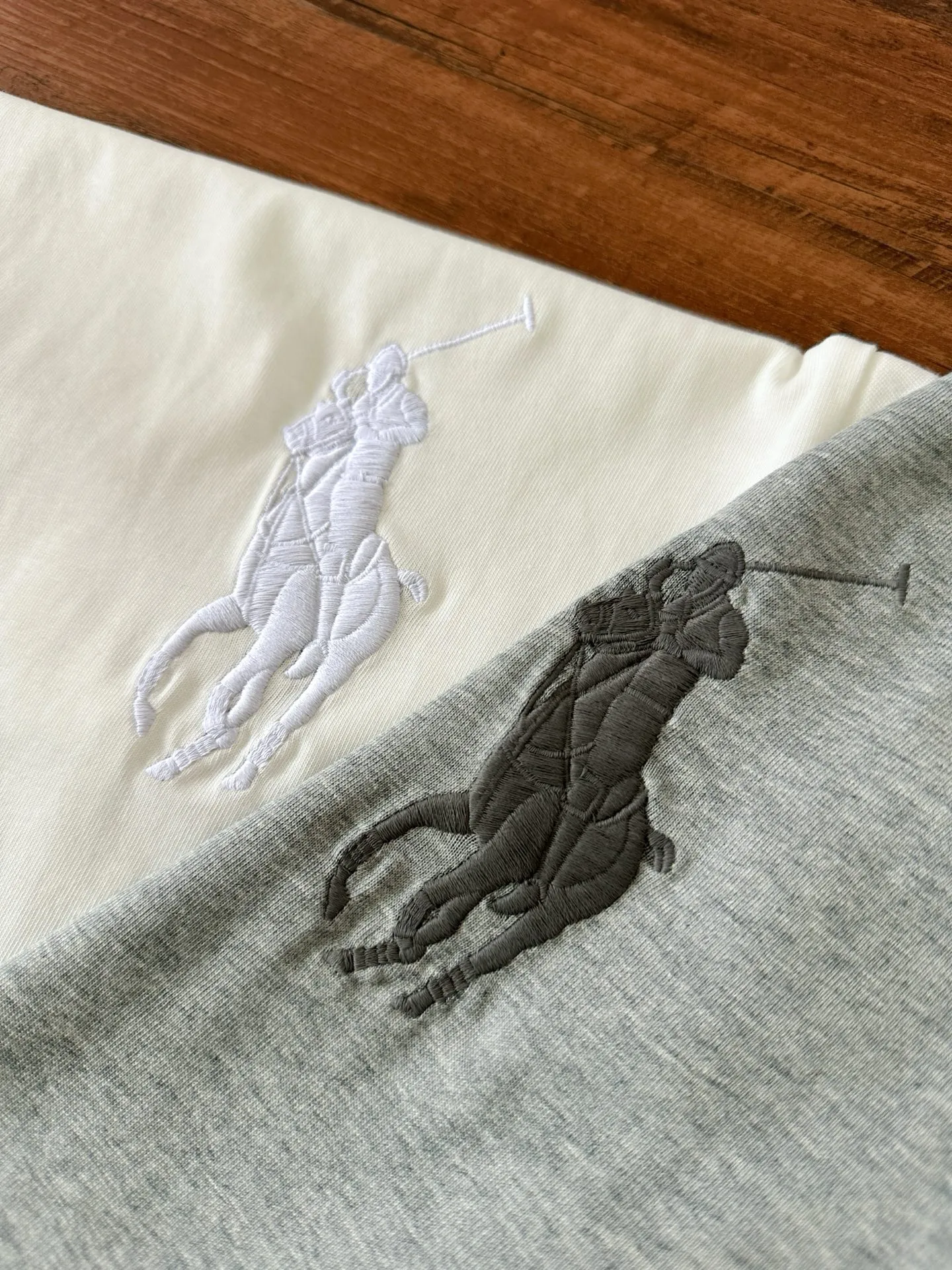 P130 Style No.: RL010】Ralph Lauren/Ralph Lauren 25ss simultaneously launches one-color horse embroidery round neck short sleeves. The main logo on the neck has a QR code mark, which can be scanned for verification, and the detailed horse mark embroidery is all high-density, all made with imported Tajima machines, distinguishing low-quality products on the market. 32 counts, 240g hydrophilic toner, 100% cotton fabric, comfortable and soft, highly breathable, focusing on high-end cost-effectiveness, needless to say good quality. Available in a variety of colors, both boys and girls can try this genderless style, giving them a yuppie tone in no time. Immerse yourself in your leisurely style, and have your own style in retro. Natural, vivid, and very French romantic feelings perfectly integrate the youthful atmosphere with the trend. The clever embellishment of the horse logo embroidery carries all the eye-catching points. Color: black, white, navy blue, gray Size: S-xL S Shoulder width 44 Bust 100 Sleeve length 22 Clothing length 68 M Shoulder width 46 Bust 104 Sleeve length 23 Clothing length 70 L Shoulder width 48 Bust 108 Sleeve length 24 Clothing length 72 xL Shoulder width 50 Bust 112 Sleeve length 25 Clothing length 74